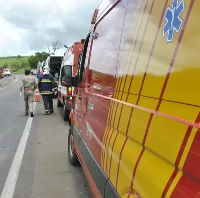 Motorista fica preso às ferragens e sofre ferimentos graves em acidente em Siqueira Campos