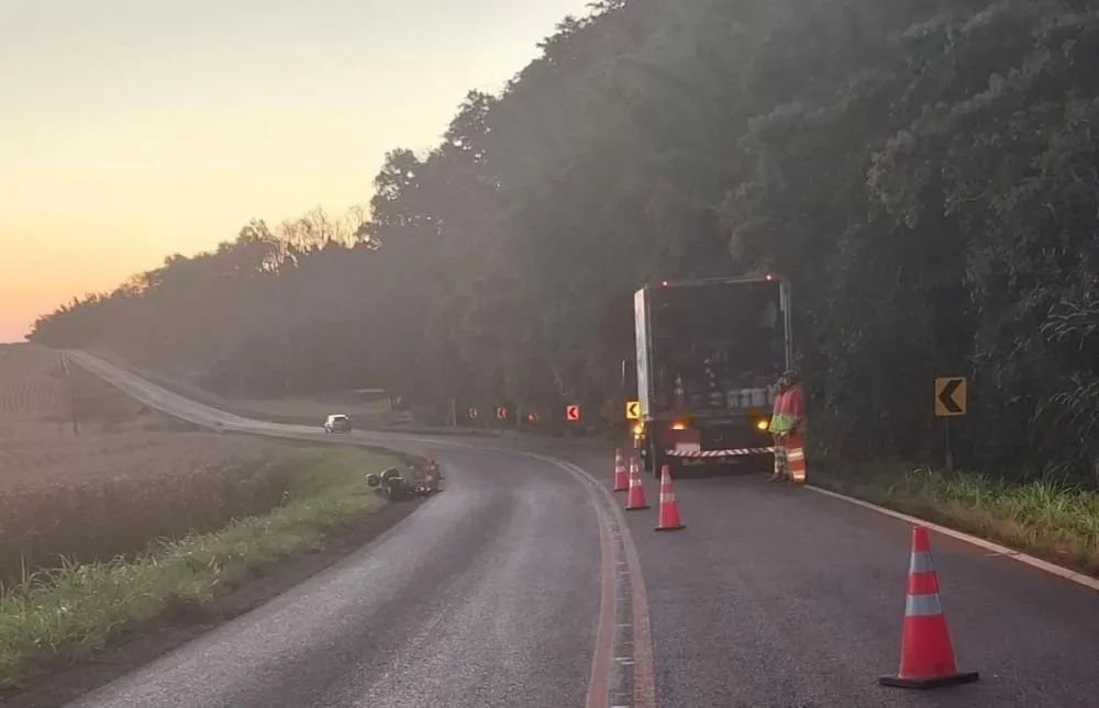 Moto atinge caminhão e homem morre no Norte Pioneiro