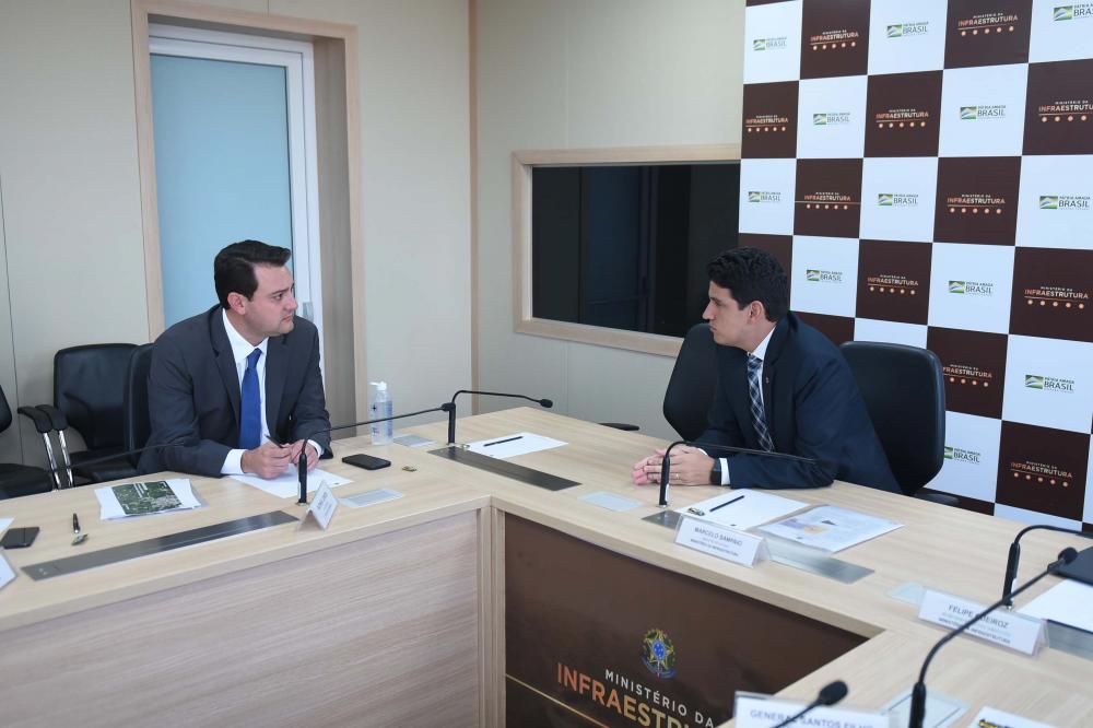 Em busca de fortalecer a logística de transporte no Paraná, o governador Carlos Massa Ratinho Junior se reuniu nesta terça-feira (12), em Brasília (DF), com o ministro da Infraestrutura Marcelo Sampaio. Foto: Ricardo Botelho/MINFRA