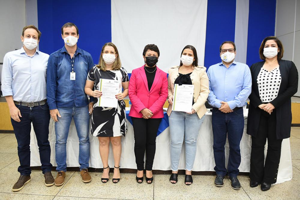 (Da esq. para a dir.) André Menolli, Ederson Sgarbi, Mayra Gallo, Fátima Padoan, Larissa de Assis, Fabiano Costa e Vanderleia Oliveria após solenidade de entrega da Carta Patente. Foto: Divulgação. 