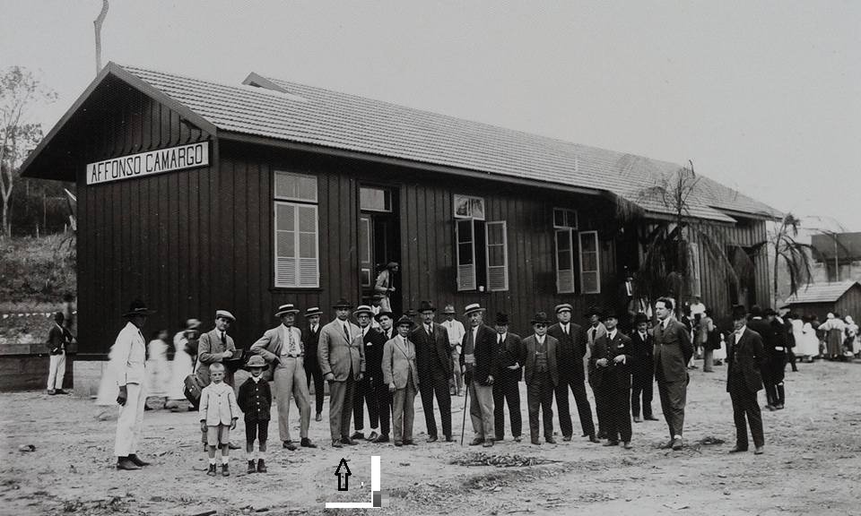 Diretores e funcionários da estação Affonso Camargo posam, provavelmente no dia da inauguração da estação nos anos 1920. Foto: Arthur Wischral