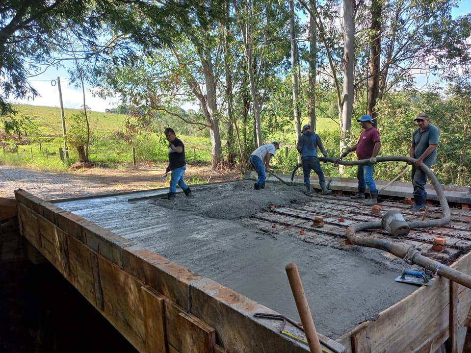 Obras de concretagem na Ponte do bairro Água Branca - Foto: Reprodução/Internet