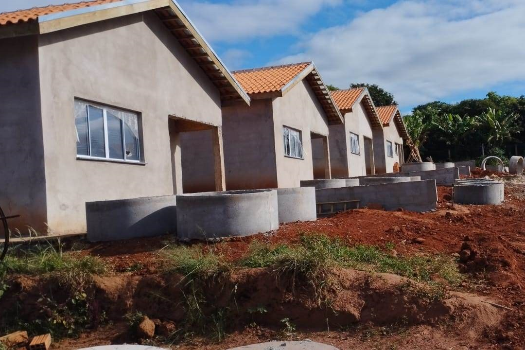 Famílias do município interessadas na aquisição de uma das unidades habitacionais devem se inscrever no site da companhia. Última vistoria apontou que a execução já chegou em 70% de conclusão - Foto: Michael Faleiros/Cohapar