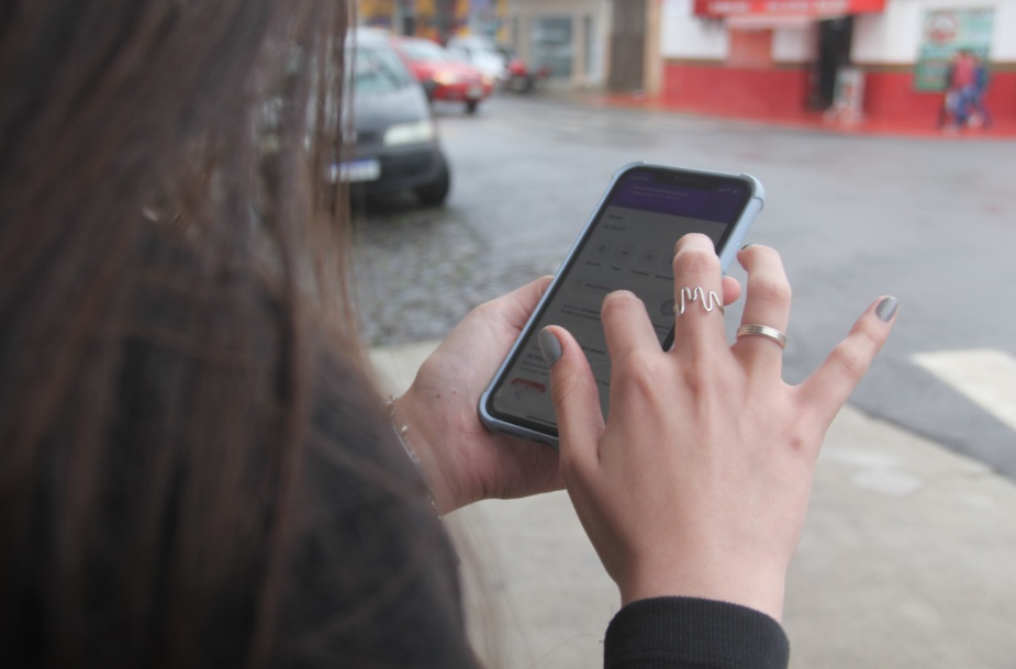 Apps indicados pelos criminosos coletam informações dos aparelhos das vítimas em tempo real - Foto: Folha Extra