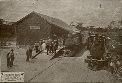 A estação ferroviária de Japira em 1928, com duas locomotivas no pátio. Foto do livro Thomazina - Empresa Editora Olivero, Curitiba, 1928. 