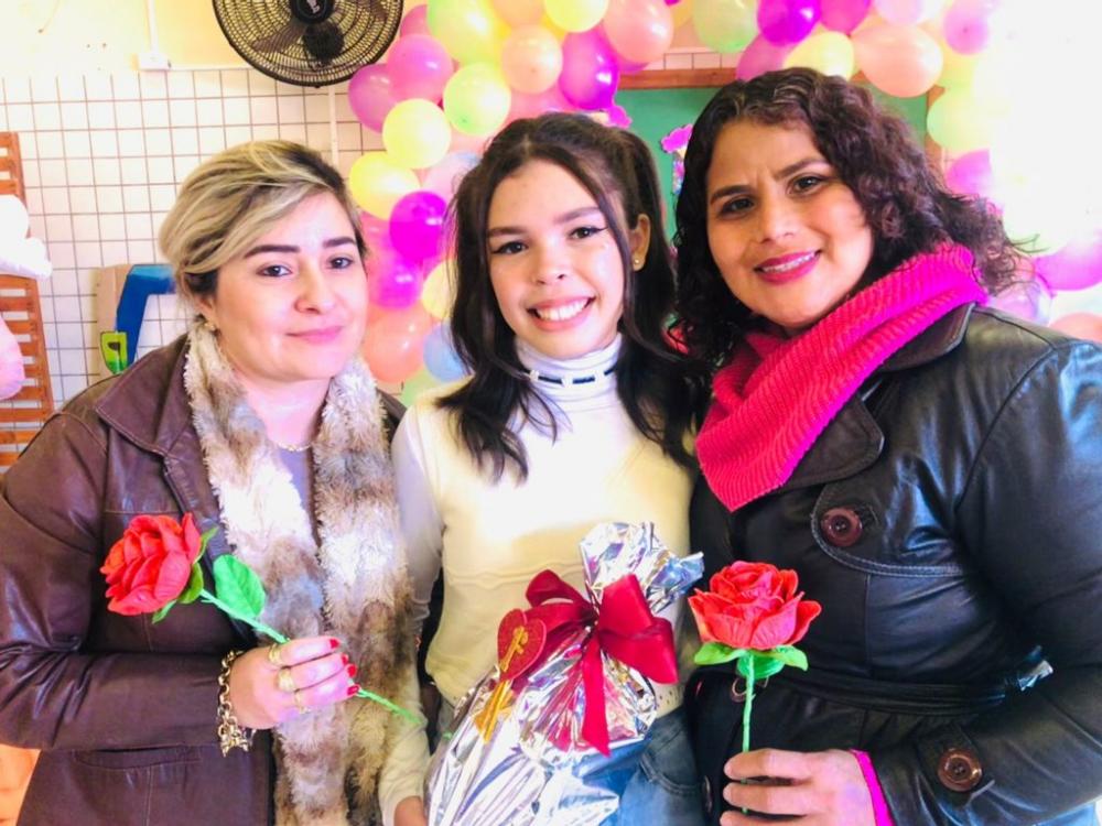 A aluna Luana, a professora Josiane Santos e a coordenadora Adriana Réis. Foto: Divulgação 