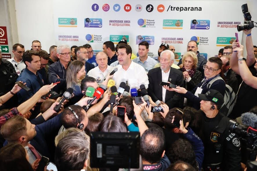 Governador Carlos Massa Ratinho Junior agradeceu a confiança da população paranaense, que o reelegeu neste domingo (2) com 69,6% dos votos válidos, em uma votação histórica no Paraná. Foto: Albari Rosa/AEN