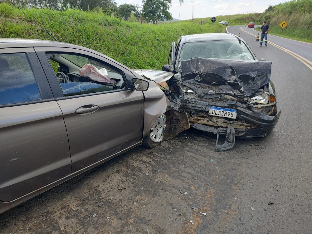 Batida envolvendo dois carros aconteceu por volta das 12h desta sexta-feira (28), próximo a Ribeirão Claro