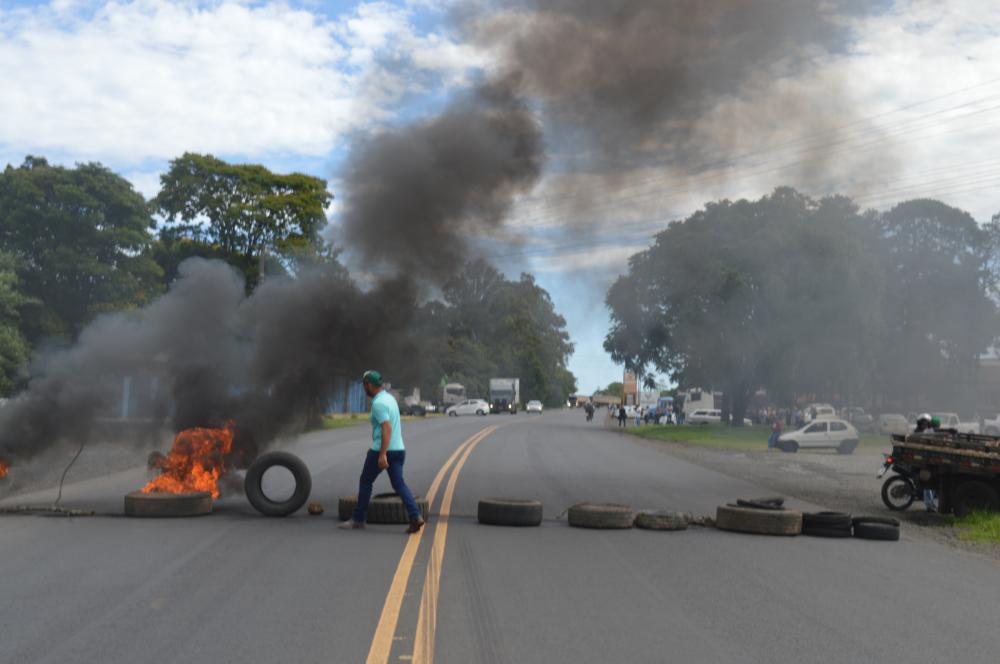 Bloqueio que já dura mais de nove horas na PR 092, no perímetro urbano de Wenceslau Braz