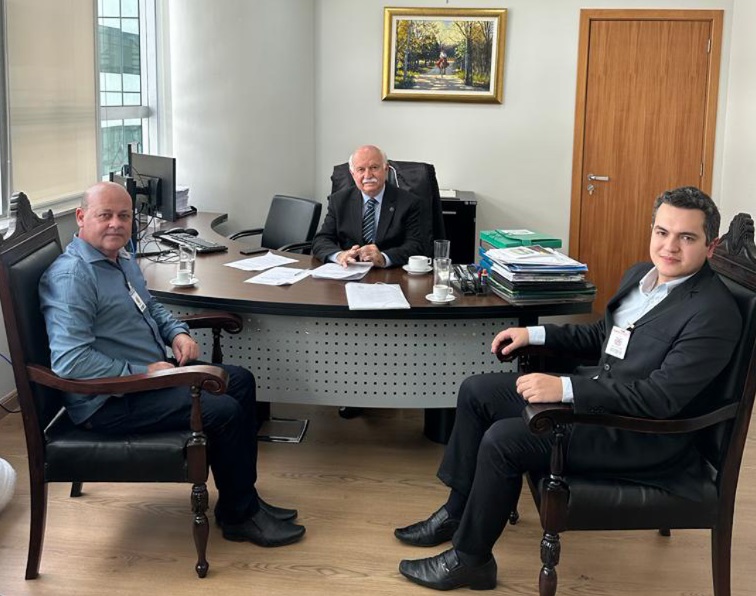 Desembargador recebe prefeito e advogado na sede do TJPR em Curitiba - Fotos: Dilvulgação