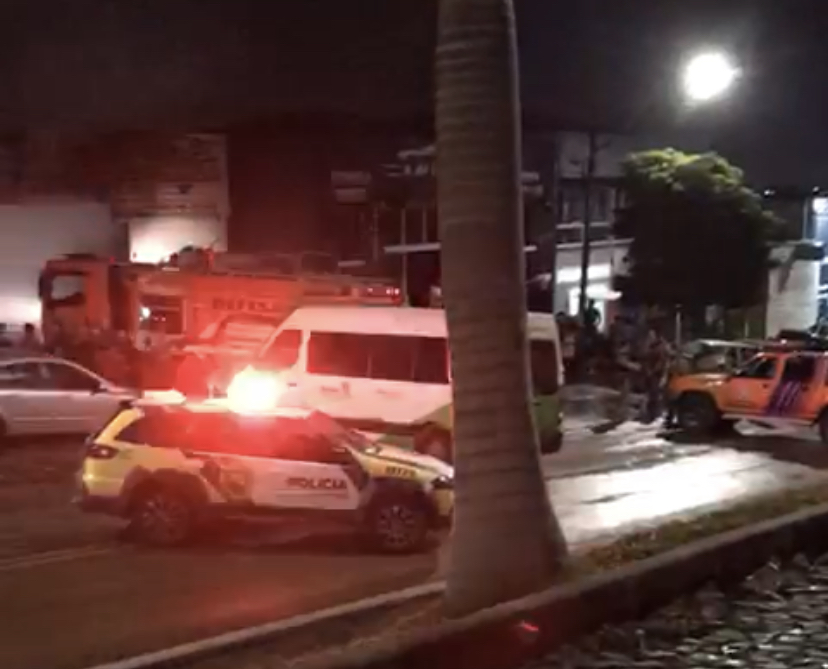 Rua foi fechada por viaturas da PM e da Defesa Civil - Foto Reprodução vídeo enviado por internauta