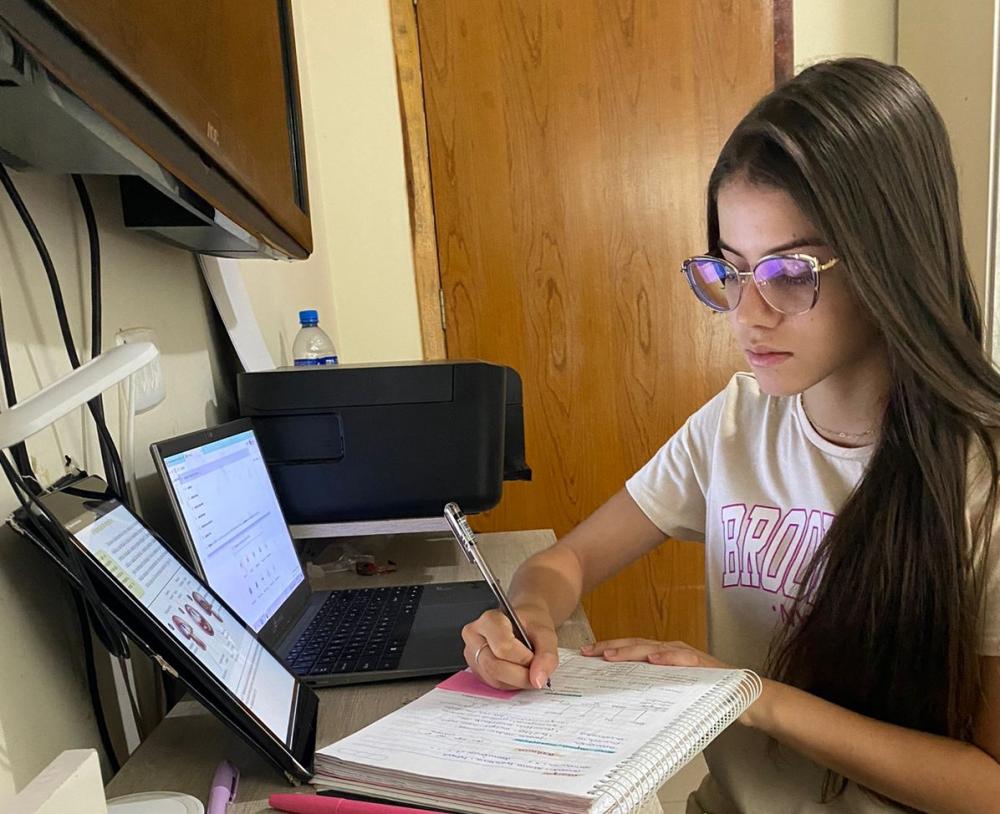 Aos 17 anos, Julia vem se dedicando aos estudos e agora está colhendo os resultados do seu esforço e dedicação - Foto: Arquivo Pessoal