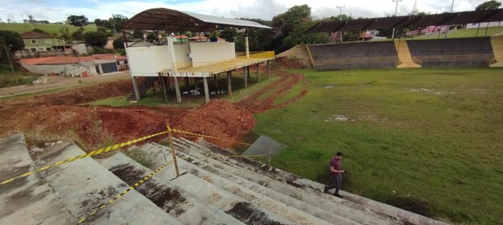 Centro de Eventos foi um dos locais mais atingidos e equipes trabalham para estabilizar a estrutura e o terreno evitando danos maiores - Foto: Divulgação.