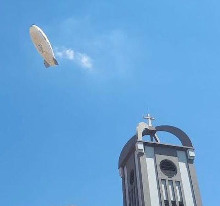 Imagem do dirigível que passou por Jaguariaíva no momento em que ele sobrevoava a cidade de Ponta Grossa - Foto: Reprodução/Internet