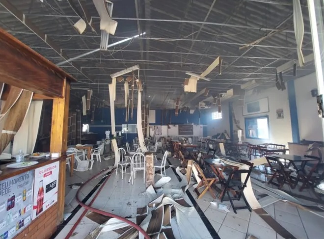 As chamas que se alastraram até mesmo para o salão do restaurante, causando destruição no local. Foto: Corpo de Bombeiros