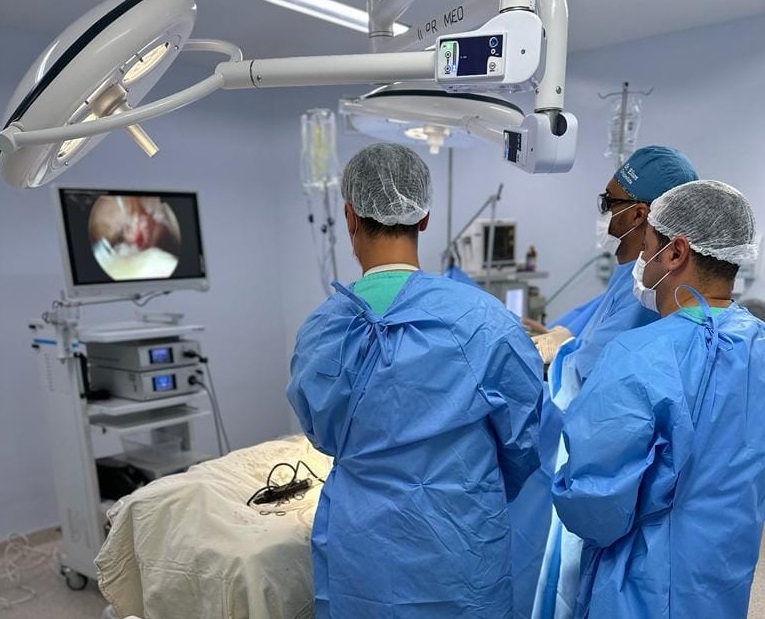 Equipe responsável por realizar os procedimentos é composta pelo médico Elton de Carvalho, especialista em ortopedia, juntamente com Tadeu Tiessi e Rodrigo, técnicos de enfermagem. Foto Divulgação