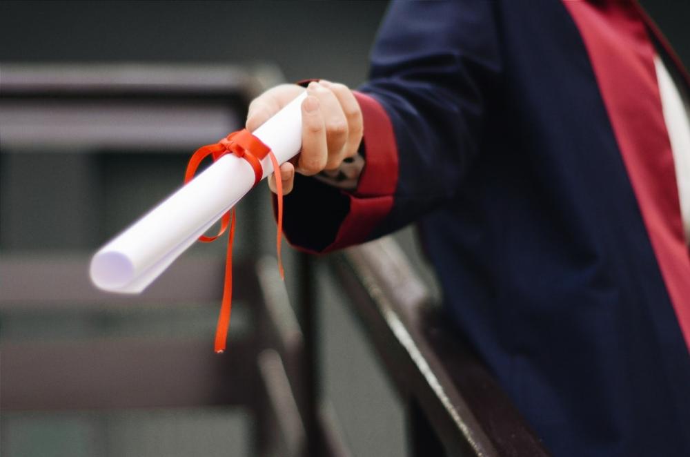 Diploma de nível técnico reconhece as habilidades que o profissional já tem e ajuda na carreira. Foto: Gül Işık-Pexels