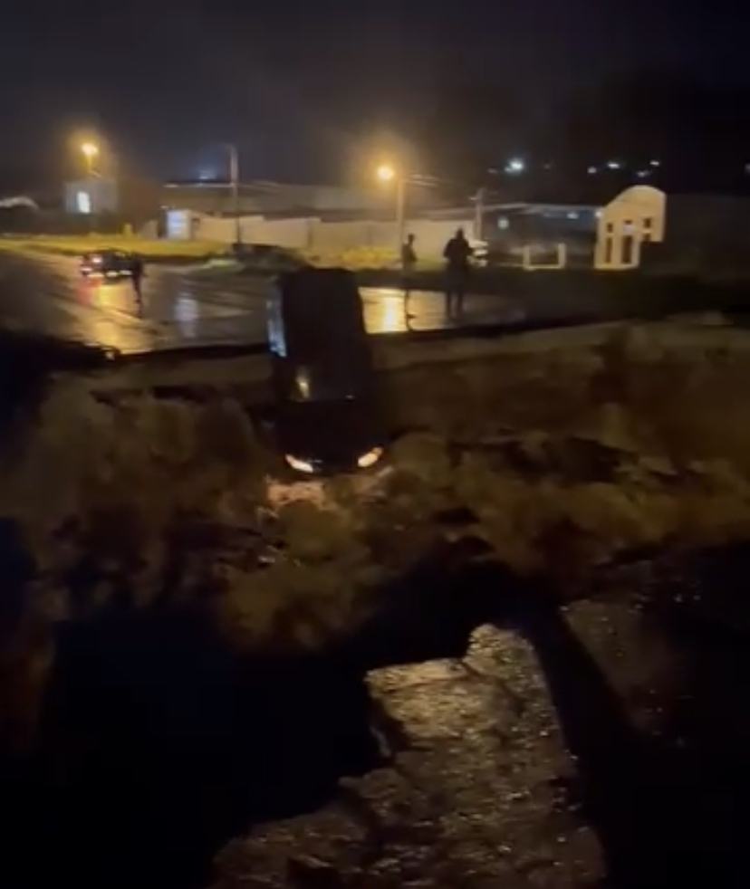 Carro ficou totalmente pendurado na cratera aberta na PR 151. Reprodução de vídeo 