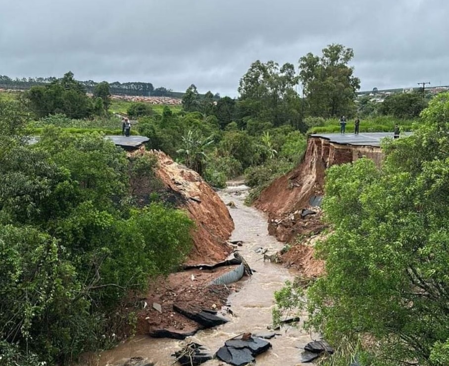 Cratera aberta na PR 151 dividindo a importante rodovia em duas. Tráfego está totalmente interditado. Foto Divulgação