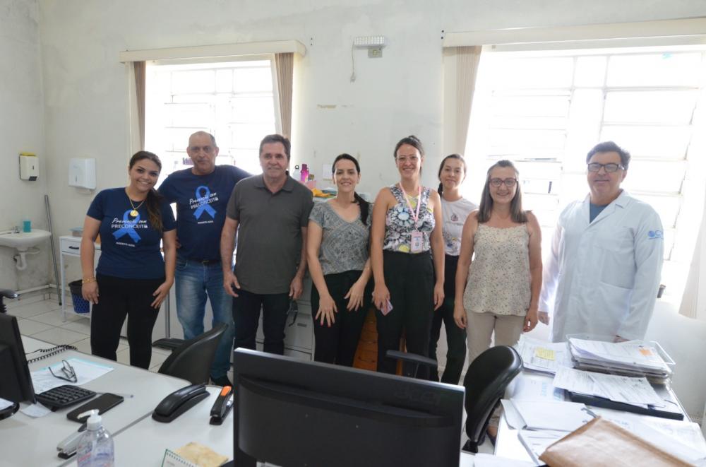 O prestador responsável pelos exames é o Dr. Henrique, profissional qualificado que colabora com a iniciativa. Na foto, prefeito Taidinho, o médido Dr. Henrique e equipe do setor da saúde. Foto Divulgação