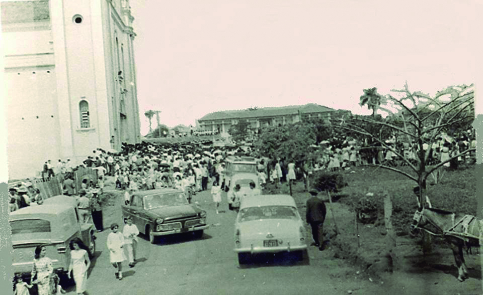 Igreja Católica Matriz (paróquia de São Sebastião) e Praça da Matriz em meados de 1960. Foto Autor Desconhecido