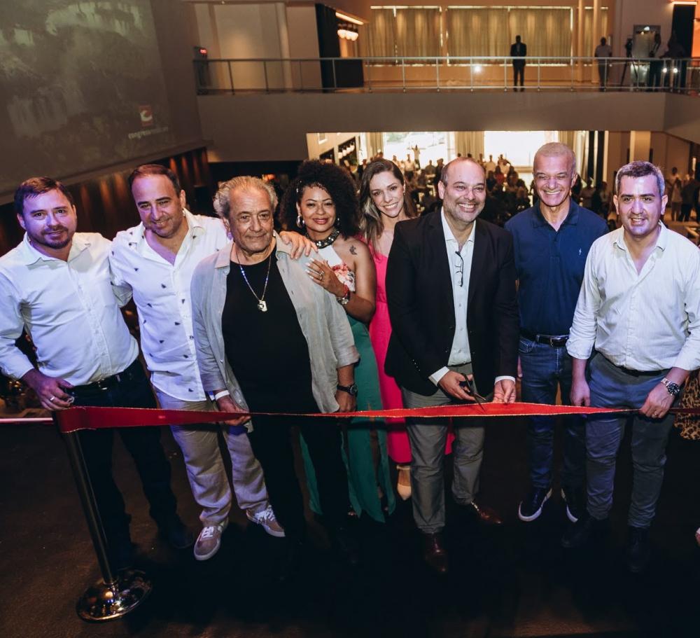 Autoridades da Província de Misiones/AR, com os diretores durante o corte da fita de inauguração do Centro de Eventos Ka’Aguy. Fotos: Centro de Eventos Ka’Aguy