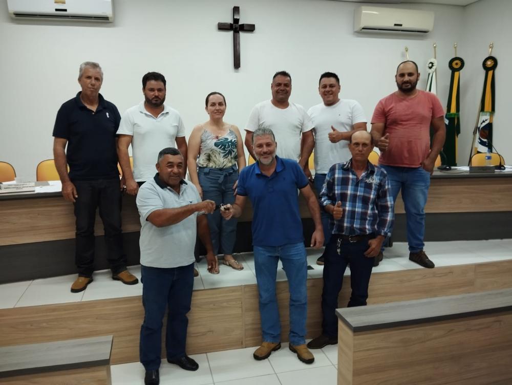 A chave do veículo foi entregue ao Vice-prefeito e ex-vereador Pablo Vanzelli, durante a sessão. Foto: Divulgação.