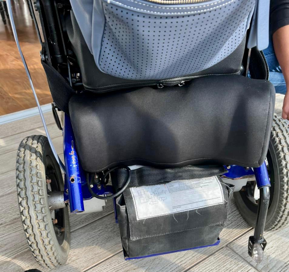 Homem ameaça bater no próprio pai que está em uma cadeira de rodas