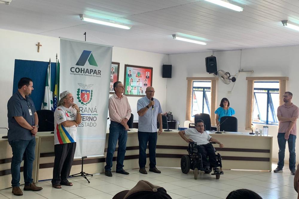 Participaram da solenidade o prefeito de Jundiaí do Sul, Eclair Rauen; o deputado estadual Luiz Cláudio Romanelli; o coordenador da Cohapar de Cornélio Procópio, Vagno Orias, e autoridades locais. Foto AEN