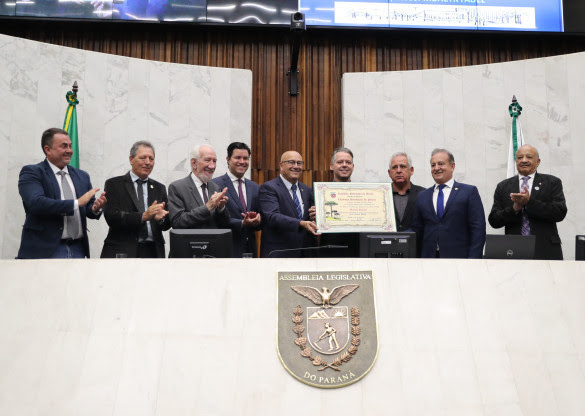 Solenidade ocorreu na noite desta segunda-feira (22), no Plenário da Assembleia Legislativa do Paraná. Foto: Valdir Amaral/Alep