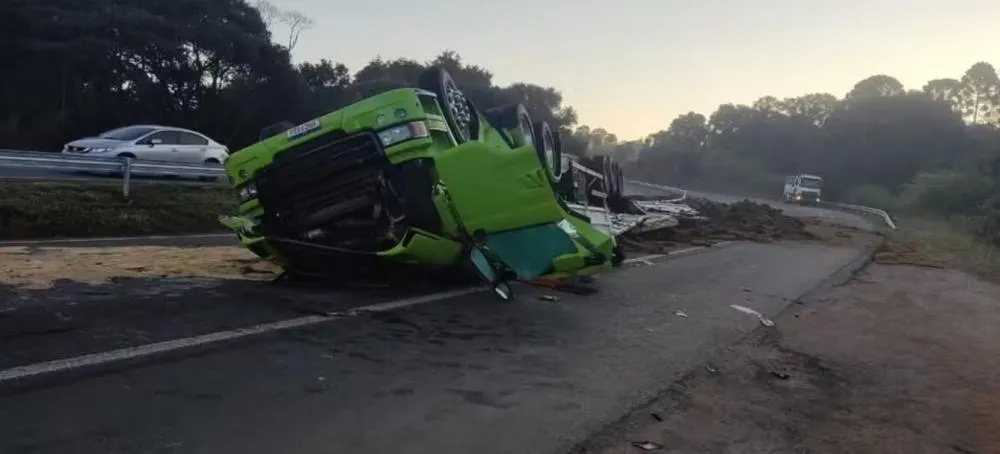 Caminhoneiro morre em capotamento na PR-151 — Foto: Polícia Rodoviária Estadual