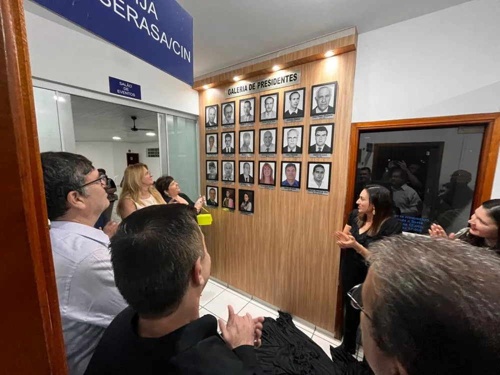 A cerimônia foi marcada pela entrega de lembranças aos ex-presidentes presentes, simbolizando a gratidão da ACIJA. Foto Divulgação