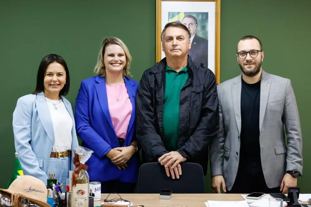 Reunidos em Brasília, Carlise kwiatkowski, presidente do PL Mulher no Paraná, a pré-candidata platinense, Bruna Fogaça, o ex-presidente Jair Bolsonaro e o deputado federal Filipe Barros. Foto Divulgação