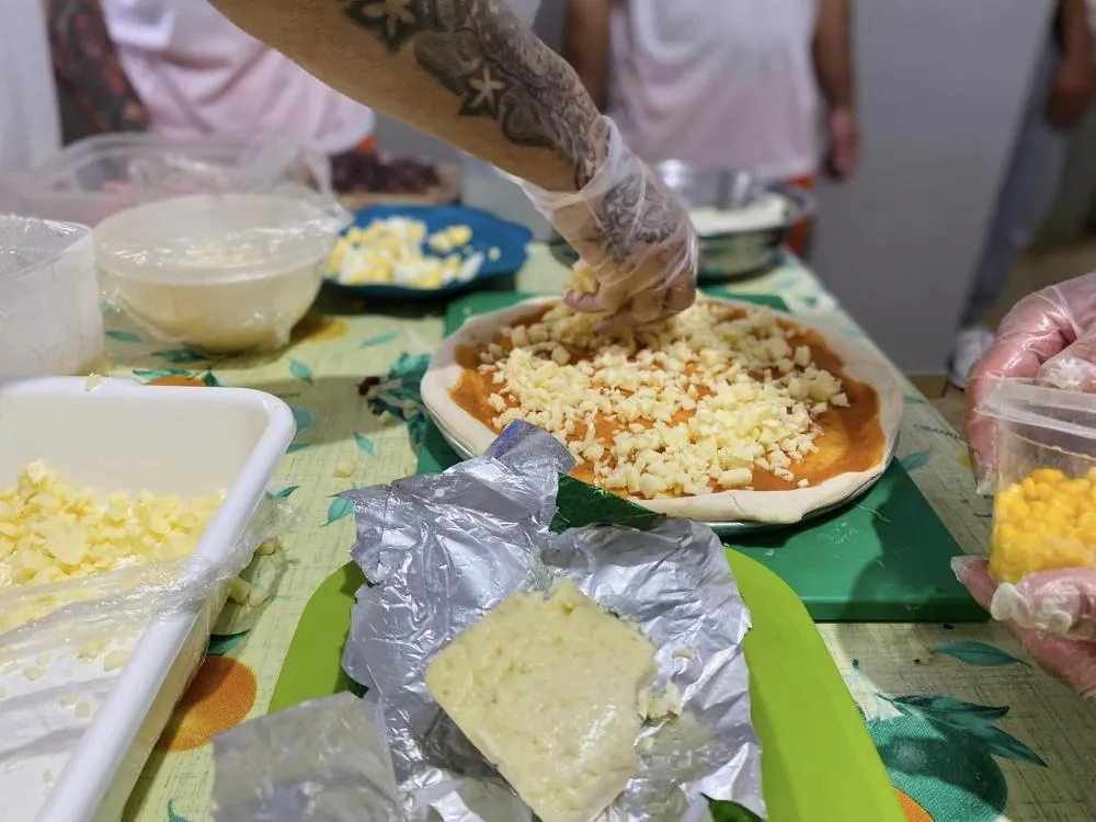 Detentos aprendem a fazer massas, escolher os ingredientes e montar as pizzas. Foto: Divulgação