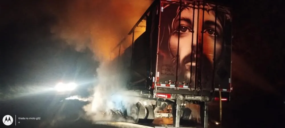 Carreta foi consumida pelo fogo mas imagem de Jesus não foi tocada pelas chamas. Foto: Corpo de Bombeiros