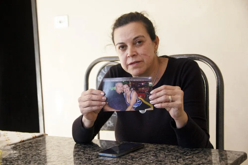 O casal estava junto há mais de 20 anos. Lorival era motorista da ambulância da saúde de Santana do Itararé e amava estar no bar com seus amigos para confraternizar, conta a esposa que segura um retrato dos dois. Fotos Folha Extra