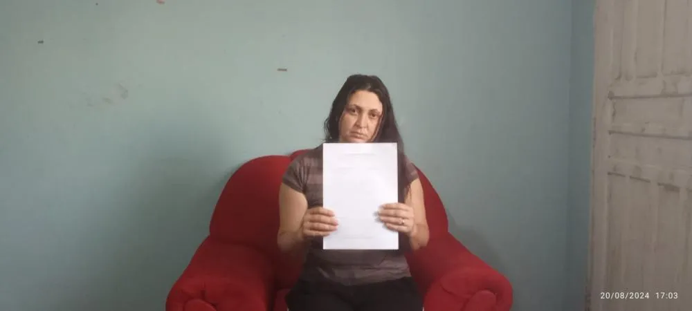Mãe mostra exames da filha com pedido de cirurgia avaliada em torno de R$ 45 mil. Foto: Arquivo Pessoal