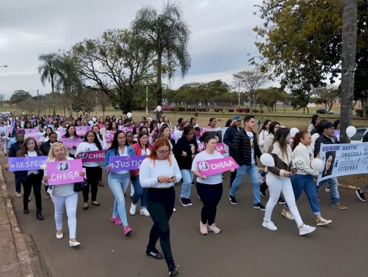  Durante o percurso, as participantes carregaram banners e cartazes com mensagens de justiça e paz, levando as mensagens até o local do assassinato de Jociele. Foto: Divulgação