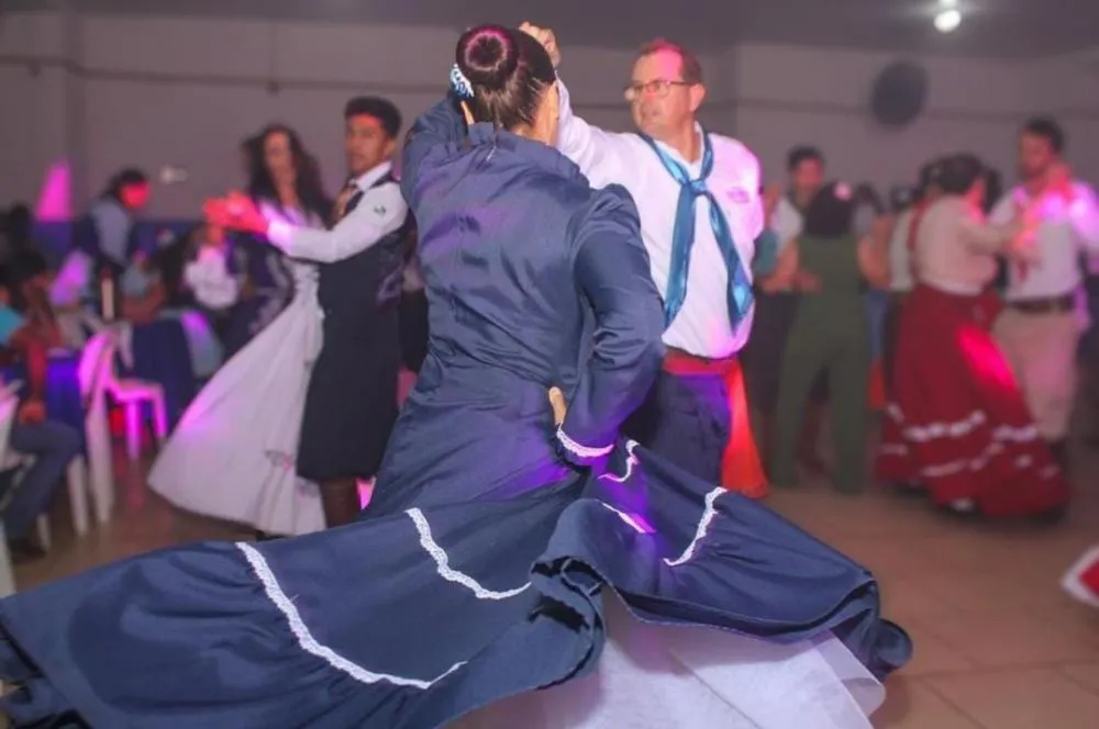 Grupo de Dança Gaúcha "Eu sou do Sul" em apresentação. Foto: Divulgação