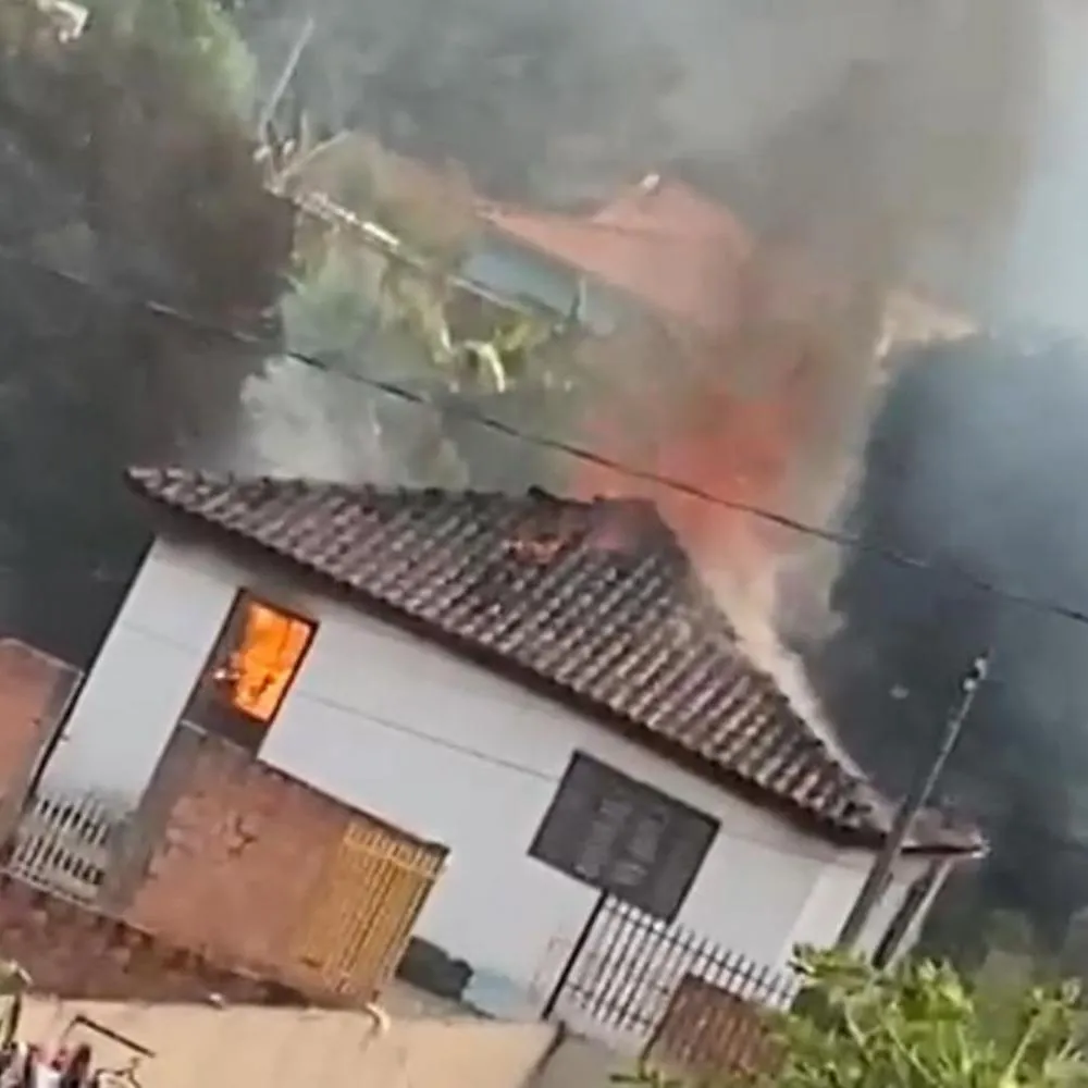 Residência onde Edmara Tuchinski morava com os filhos é devastada pelo fogo. Foto: Divulgação