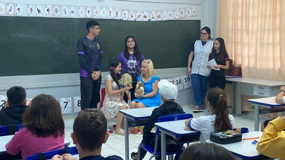 Apresentação teatral sobre abuso sexual infantil em sala de aula. Foto: Divulgação