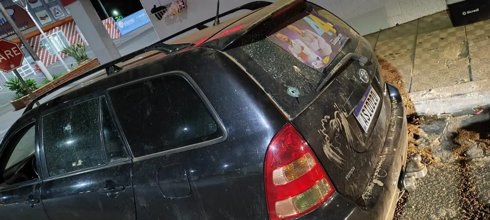 Veículo do candidato foi alvo de disparos. Foto: Divulgação