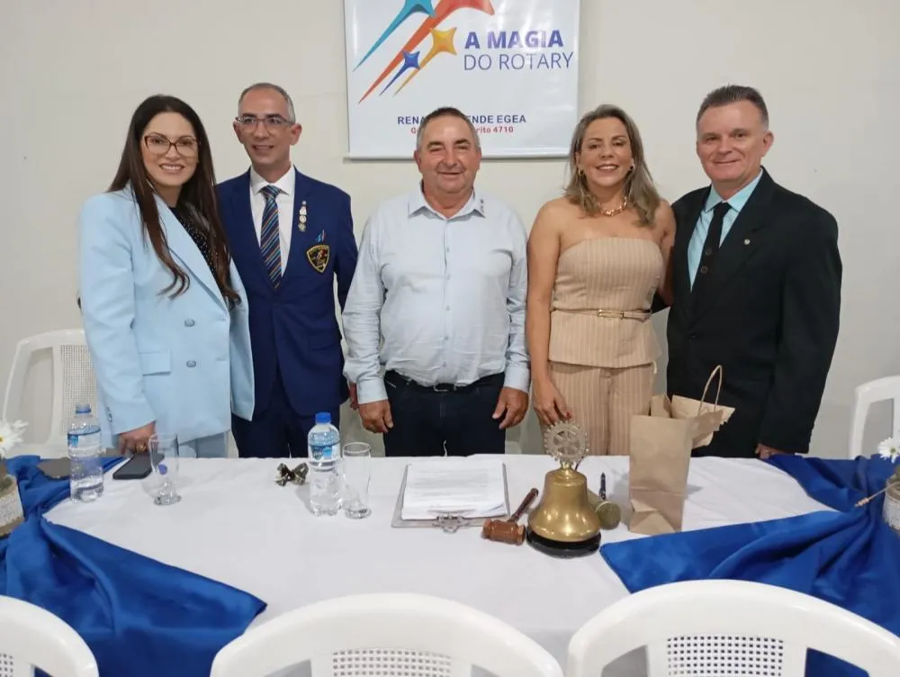 Governador posa para foto com presidência do Rotary Club de Wenceslau Braz. Foto: Divulgação