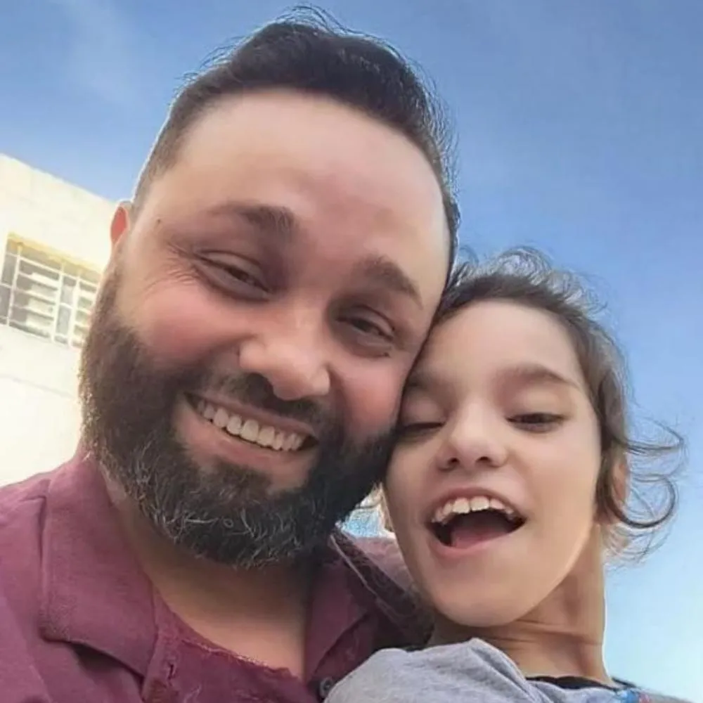 Jhonattan e sua filha Natália, que tem paralisia cerebral. Foto: Divulgação