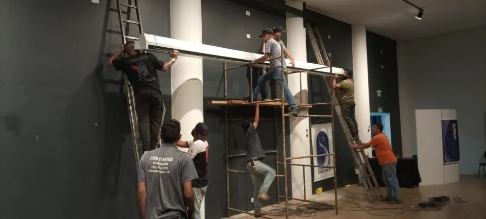 Montagem da tela cinematográfica em Siqueira Campos. Foto: Divulgação
