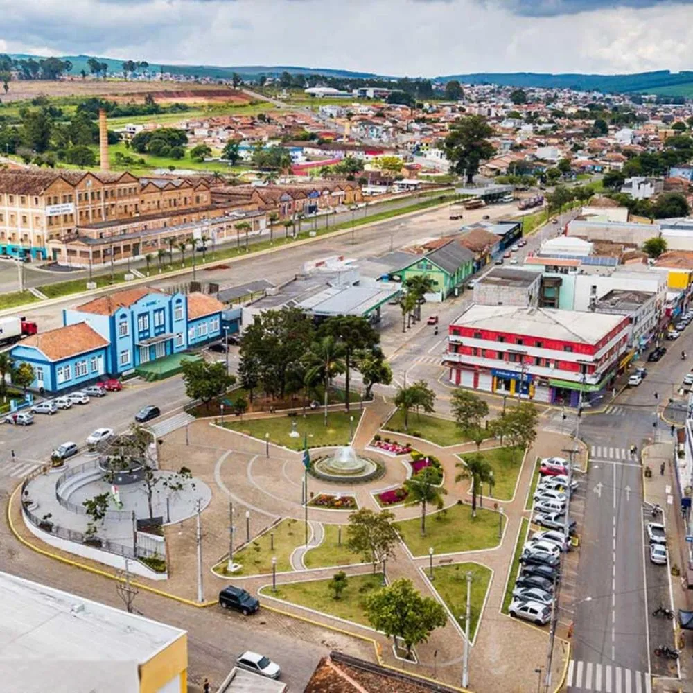 Vista aérea da Praça Getúlio Vargas e parte da cidade de Jaguariaíva. Foto: viagensecaminhos.com