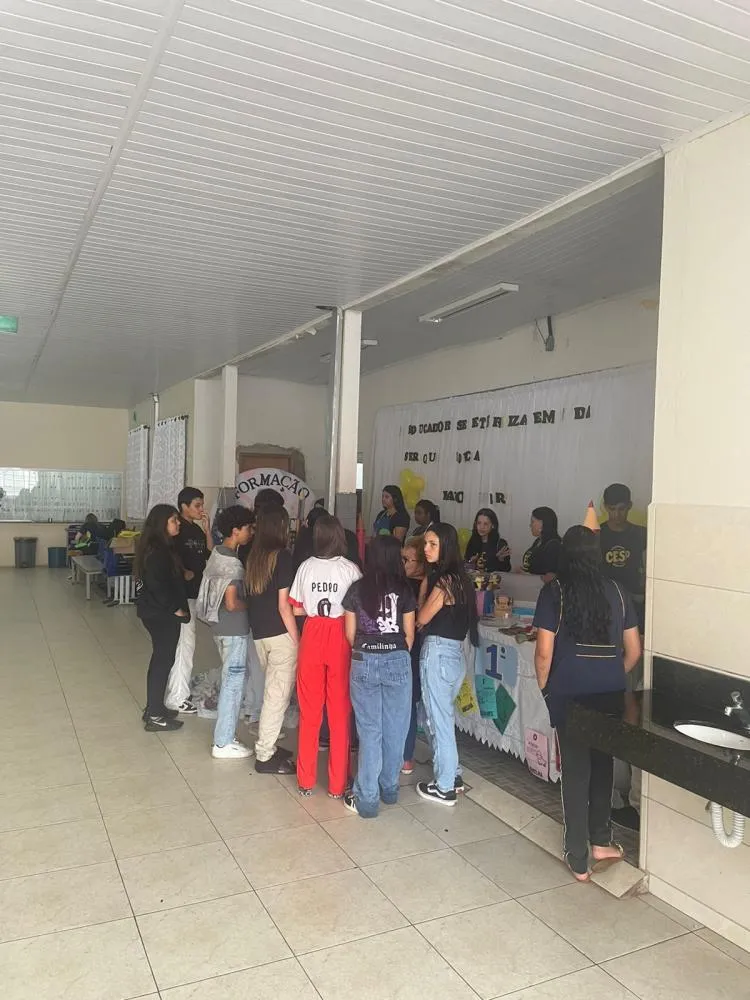 Estudantes observando o stand do curso de Formação de Docentes. Foto: Divulgação
