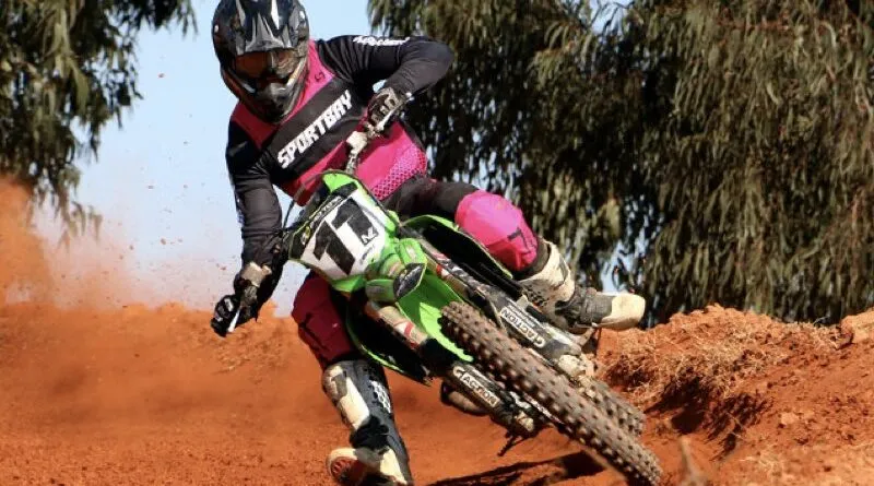 Piloto da ProTork disputando competição de Velocross em Sengés em 2023. Foto: Divulgação Pro Tork