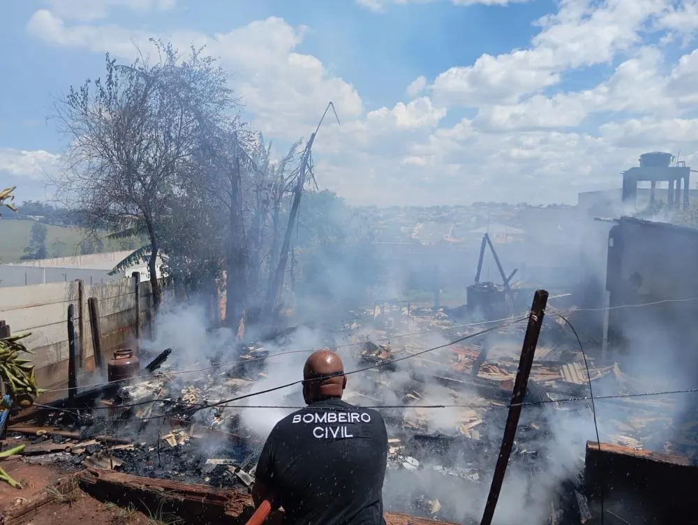 Bombeiro Civil Eliezer Soares Natalino Alves dos Santos em combate ao incêndio. Foto: Divulgação
