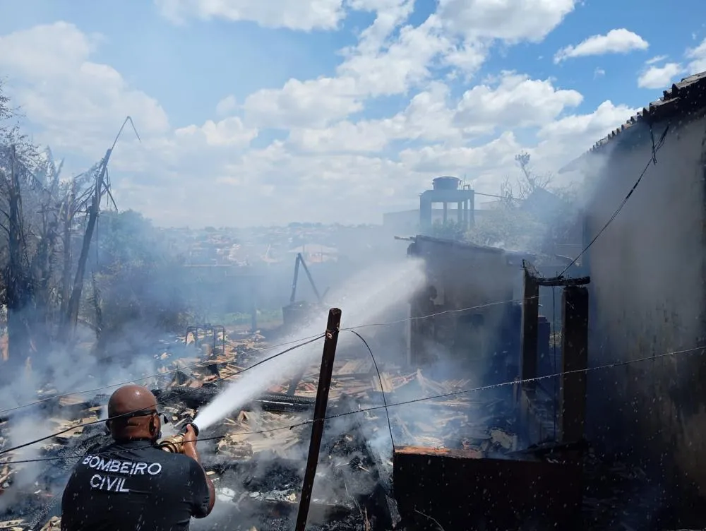 Residência foi completamente destruída pelas chamas. Foto: Divulgação